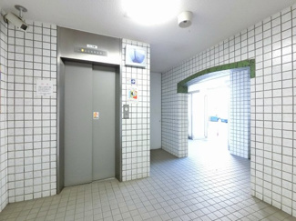 【その他共用部分】 | お買い物時やベビーカーの出し入れに便利なエレベーター付です。