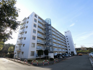 【外観】 | 総戸数４１０戸、昭和５９年３月築、管理人は日勤勤務につき管理体制良好です♪