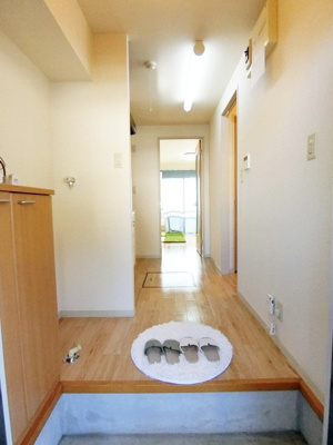 【展望】 | グランメール | 玄関から室内への景観です！キッチンの奥に洋室6.4帖のお部屋があります♪