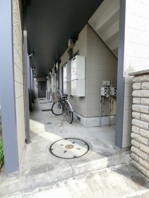 【その他共用部分】 | グランメール | 共用廊下です！雨に濡れずにお部屋に入ることができ、荷物が多い日も便利ですね☆