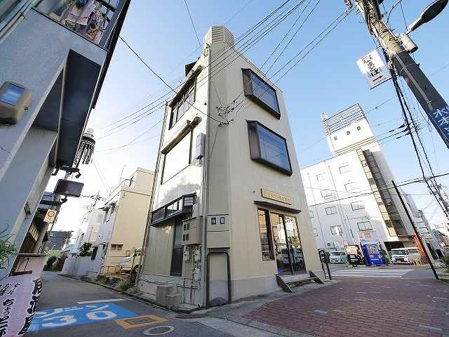 交差点ビルの外観