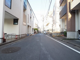 【前面道路含む現地写真】 | 前面公道5.5ｍ　交通量は少なめで小さなお子様にも安心です。