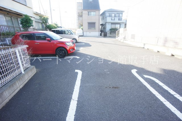 コモドアデッソの駐車場