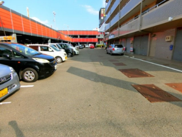 ジョイフル昭栄の駐車場