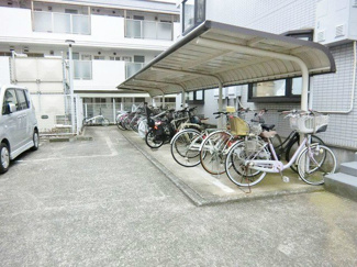 【その他共用部分】 | 屋根付きの駐輪場で雨が降っても大切な自転車が濡れなくてすみますね♪駅から自転車もおすすめです！