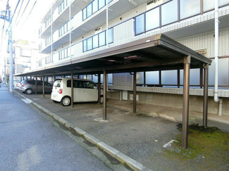【駐車場】 | いつでも目の届く敷地内に駐車場があります♪荷物がかさばりがちなお買物にも、敷地内駐車場があると便利ですよね☆屋根付きなので大事なお車が汚れにくい♪
