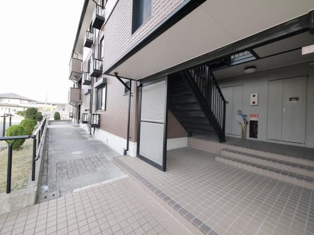 リビングタウン梅美台Aのエントランス|建物入口