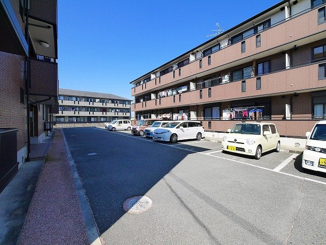 リビングタウン梅美台Aの駐車場|駐車スペースもあります
