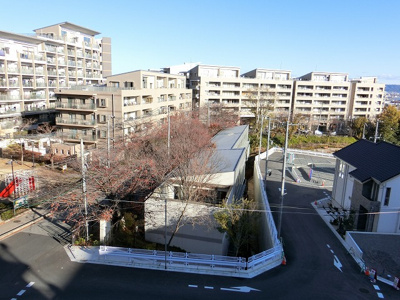 【展望】 | 北摂マンション | 【現地写真】隣接した大きい建物がないので、空を広く見ることができます♪