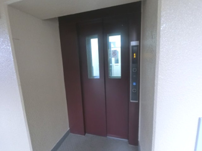 【その他共用部分】 | ライオンズマンション港南 | お買い物時やベビーカーの出し入れに便利なエレベーター付です。