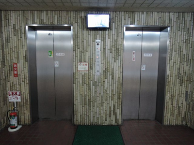 【その他共用部分】 | シャンボール互恵ビル | お買い物時やベビーカーの出し入れに便利なエレベーター付
混雑時にも便利なエレベーター2基付です。