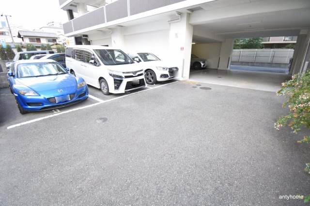 レジュールアッシュ江坂　仲介手数料無料の駐車場