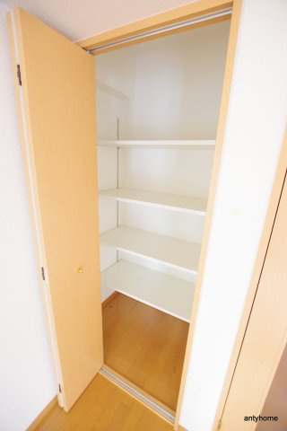 アースブルージュ　仲介手数料無料の収納