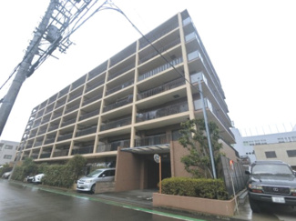 【外観】 | 総戸数７９戸、２００１年７月築、管理人は日勤勤務につき管理体制良好です♪