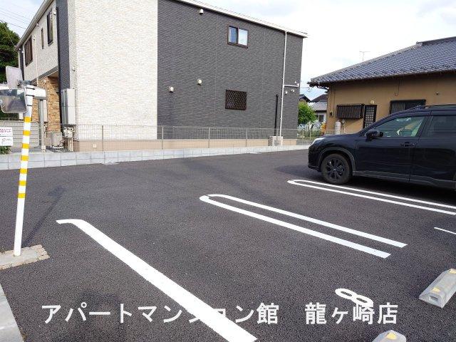 ブリッサ　カージェの駐車場
