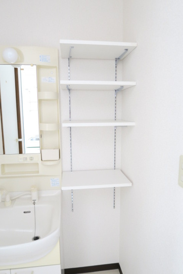【独立洗面台】 | ハイツオルビア | 独立洗面台の横には収納棚が備え付けです