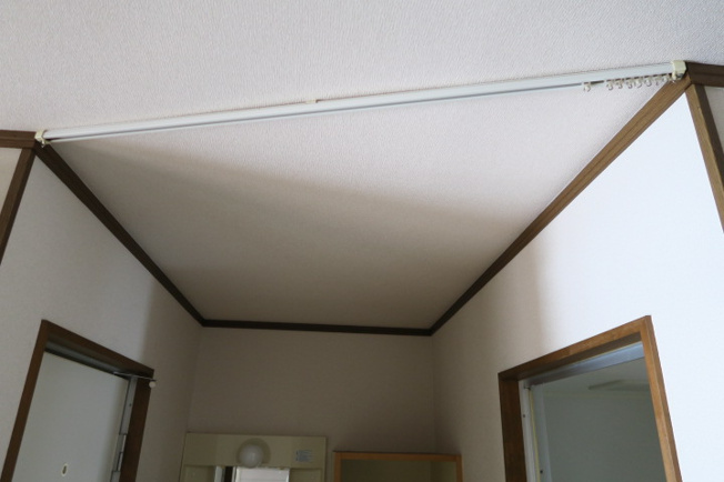 【洗面所】 | ハイツオルビア | お風呂、洗面所、トイレの前の天井にはカーテンレールが付いていますので、仕切れます