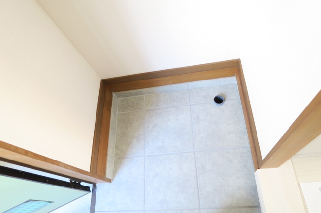 【玄関】 | ハイツオルビア | 玄関横は洗濯機置き場になっております。