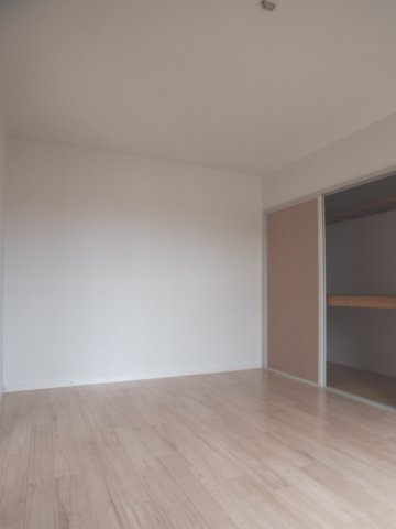 サンハイツAKIYAMA 【キャッシュバック対象物件】の居間・リビング|寝室にぴったりのお部屋です