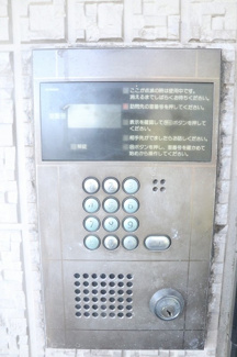【エントランス】 | 共用エントランスは不審者の侵入を未然に防ぐオートロック付き！防犯対策充実しています◎