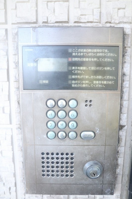 【エントランス】 | グランシード長坂【SHM】 | 共用エントランスは不審者の侵入を未然に防ぐオートロック付き！防犯対策充実しています◎