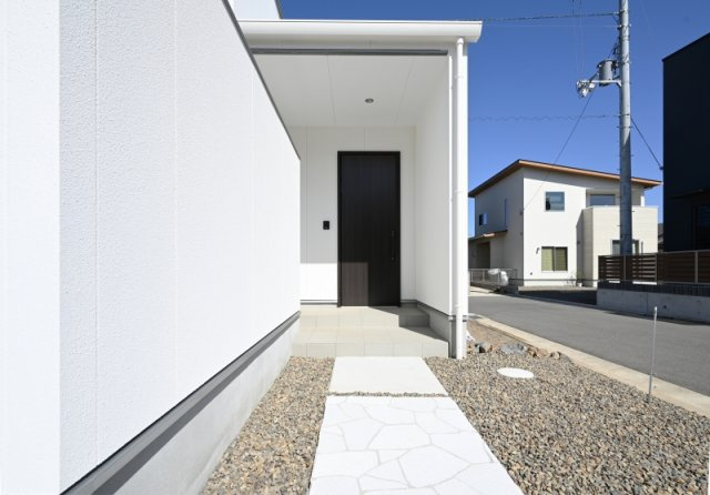 西条市小松町新屋敷土地建物【1,780】59.83坪　27.05坪のエントランス