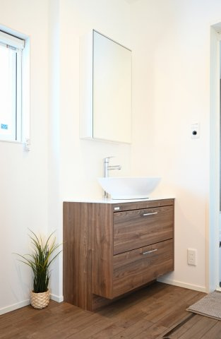 西条市小松町新屋敷土地建物【2,080】59.83坪　27.05坪の独立洗面台