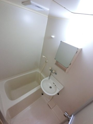 【浴室】 | ファミーユのぞみ | カガミ付の収納棚があります