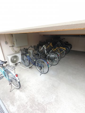 【その他共用部分】 | 建物下に駐輪スペースがあります