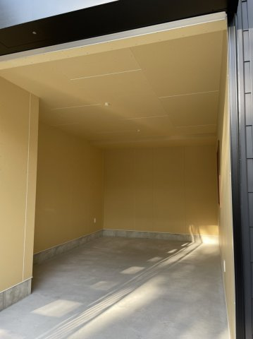 口田中Ⅲ　カサネの内装|1階倉庫　自動シャッター