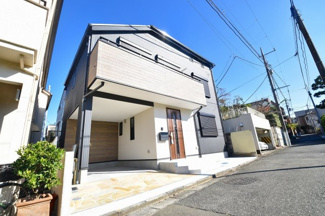 【外観】 | 南道路に面し、閑静な住宅街で落ち着いた雰囲気です。