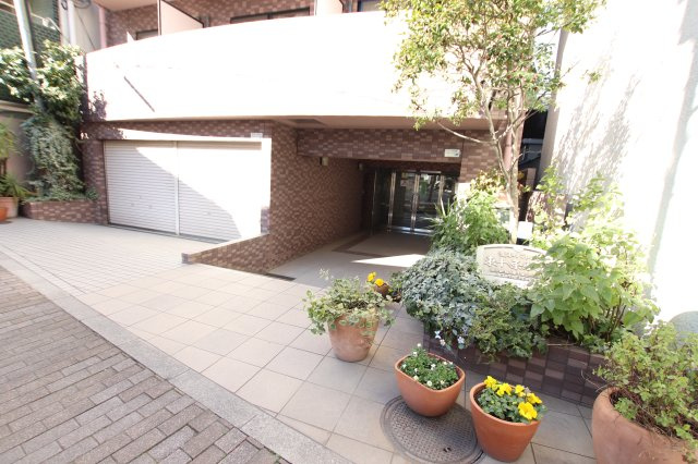 菱和パレス東十条駅前のエントランス