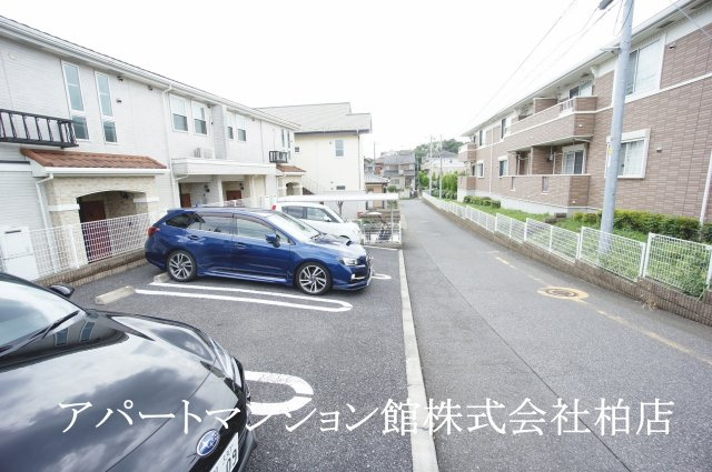 ラフィネの駐車場