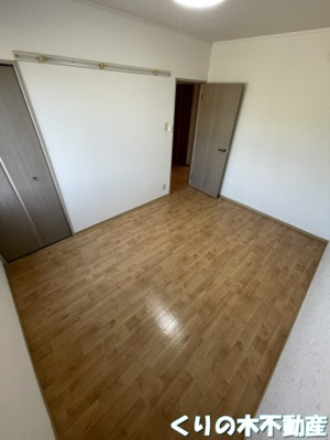 【寝室】 | ヴィラフローラⅡ | 使い勝手のいい寝室です