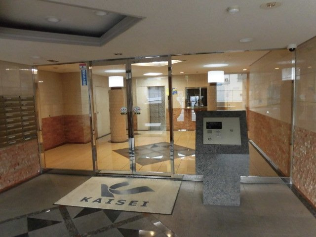 大阪市中央区材木町の賃貸マンションのエントランス
