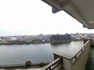 【展望】 | ７階部分からの眺望です。
鶴見川に面しており開放感がございます。