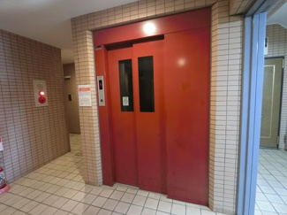 【その他共用部分】 | お買い物時やベビーカーの出し入れに便利なエレベーター付です。