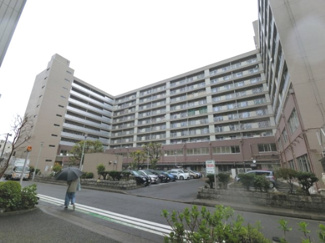 【外観】 | 根岸線「根岸」駅徒歩２分と好立地。
総戸数１３６戸、昭和４４年８月築、管理人は日勤勤務につき管理体制良好です♪