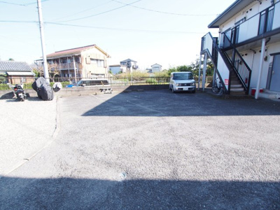 【駐車場】 | アドバンス多摩A棟 | 駐車場に車を止められます