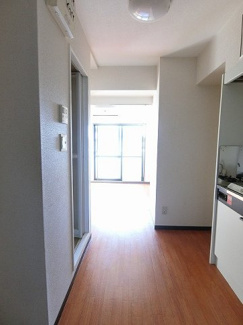 【展望】 | 玄関から室内への景観です！キッチンの奥に洋室7帖のお部屋があります♪※参考写真※