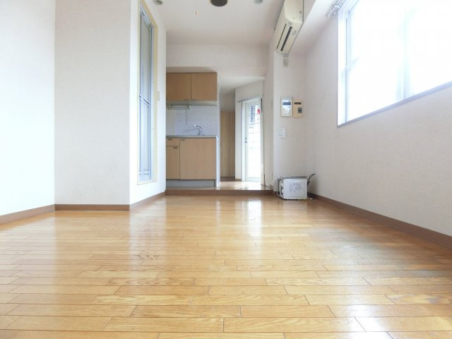 セブンフロアハイツの居間・リビング