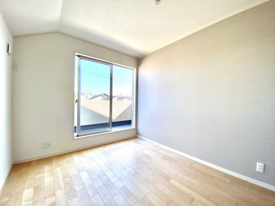 【外観】 | 大幅値下げ！【内覧可能／仲介手数料不要】MY LIFE HOME 湘南台６棟-２号棟 | アクセントクロスが効いた居室