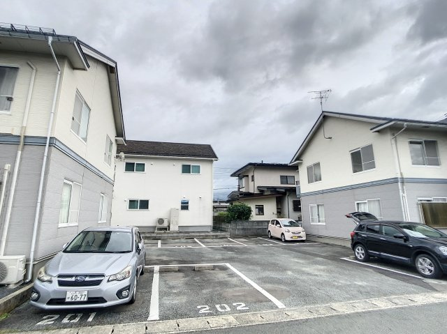 メゾンロイヤルBの駐車場