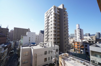 【展望】 | ダイアパレス大手町 | 【シティライフ】
広島の中心地に住まう。
通勤の利便性はもちろんのこと、
中心地にて、これだけの眺望を確保できる素晴らしさ。
バルコニーにチェアでもおいて、休日は寛げそうですね！