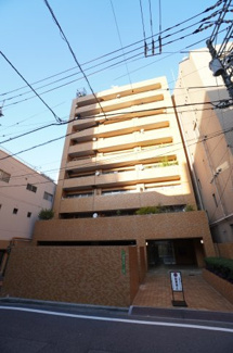 【外観】 | 【耐震性】
耐震性の高さを判断するポイントは、
建築確認申請日が1981年6月1日以降の
新耐震基準に適合しているかどうか。
震度６程度の大地震でも
建物が崩壊しないレベルが基準になりました。