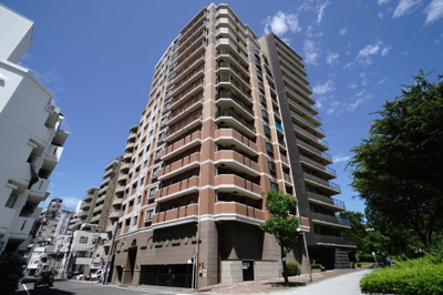 【外観】 | 【ラグジュアリーリノベ】ダイアパレス鶴見橋 | 【耐震性】
耐震性の高さを判断するポイントは、
建築確認申請日が1981年6月1日以降の
新耐震基準に適合しているかどうか。
震度６程度の大地震でも
建物が崩壊しないレベルが基準になりました。