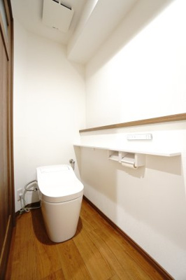 【トイレ】 | 【ラグジュアリーリノベ】ダイアパレス鶴見橋 | 【レストルーム】
Panasonic社製の清潔トイレを採用！
少ない水でしっかり洗浄、汚れにくい設計でお手入れも簡単。
独立手洗い＆収納キャビネット付きで、使いやすさも抜群です。