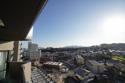 【展望】 | グランソシエ五日市 | 【四季が感じられるのがポイント！】
四季の移ろい・爽やかな青空や風を感じられ
自然を愉しめるパノラマビュー。
毎日の暮らしに余裕を感じさせてくれる、
遮る物の無い開放的な眺望を是非、ご堪能ください。