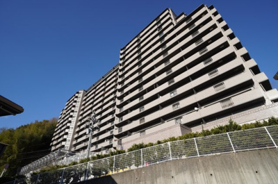 【外観】 | グランソシエ五日市 | 【耐震性】
耐震性の高さを判断するポイントは、
建築確認申請日が1981年6月1日以降の
新耐震基準に適合しているかどうか。
震度６程度の大地震でも
建物が崩壊しないレベルが基準になりました。