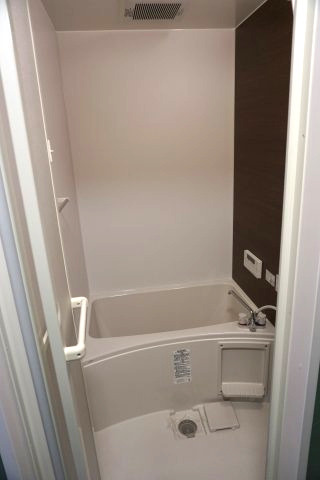 和泉市箕形町４丁目の賃貸マンションの浴室|きれいなお風呂です